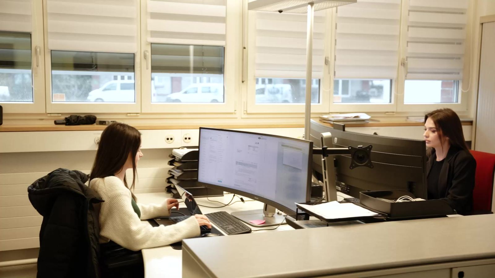 Deux collaboratrices au bureau