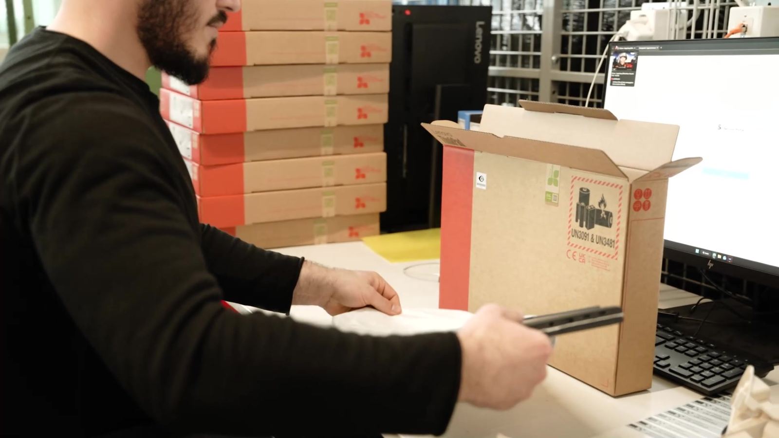 Un collaborateur emballe un appareil
